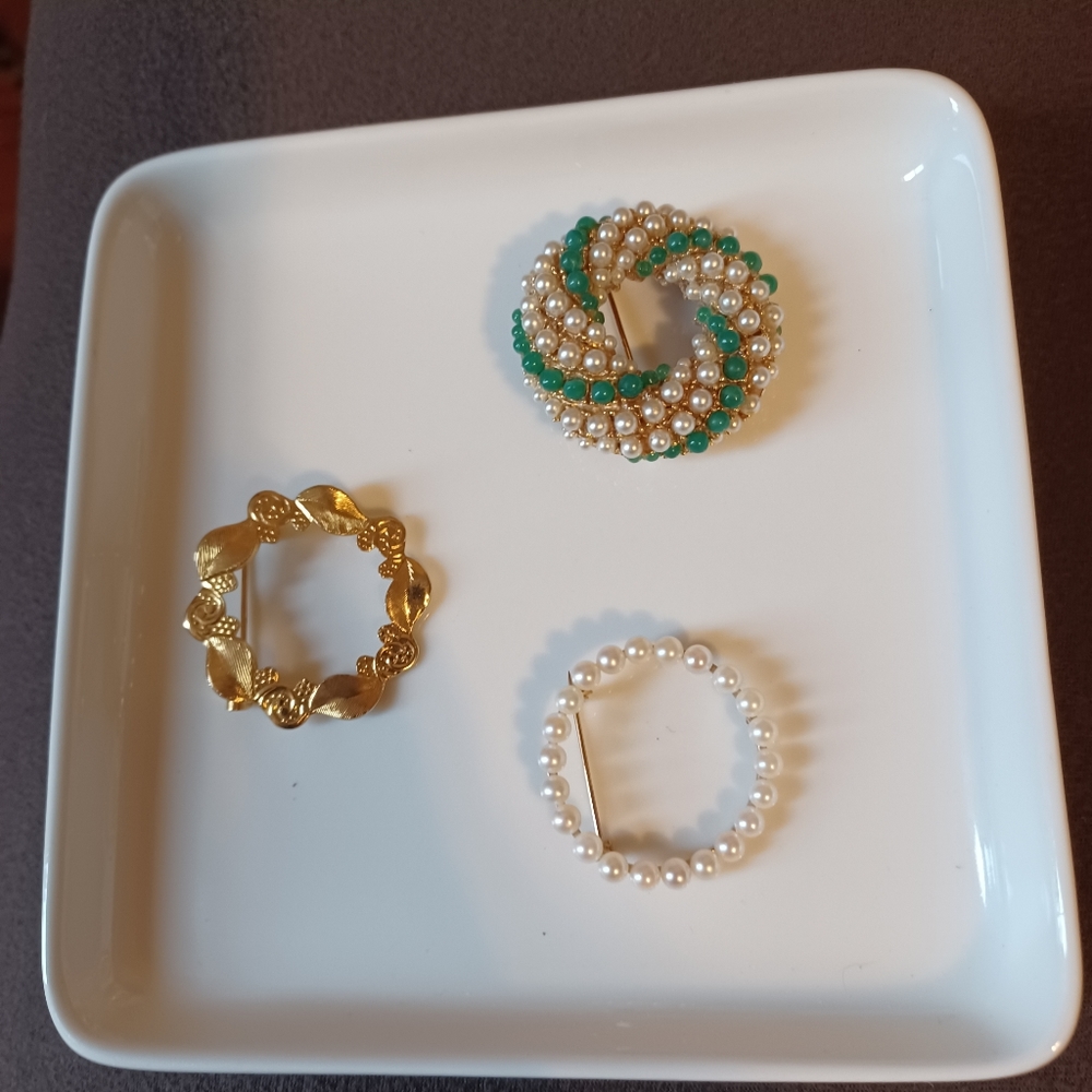Brooches, pins adornment